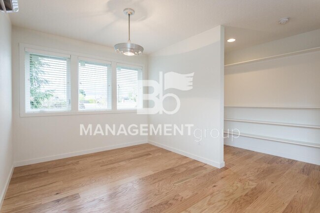 Building Photo - Light & Bright Newer Duplex in Close-in NE...