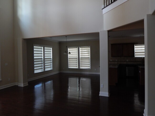 Building Photo - Spacious 6 bedroom, 4 bathroom home!