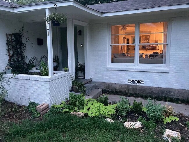 Building Photo - 211 Davidson Dr