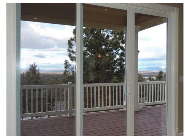 Building Photo - Awbrey Butte Home with Views!