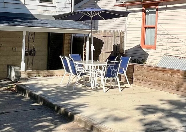 Building Photo - 155 Labelle St