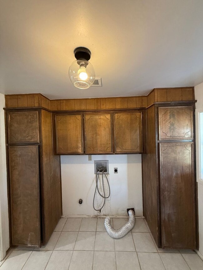 Building Photo - Spacious 2 Bedroom on 1 Arce -Texico Schools