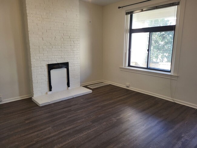 Building Photo - 4 bedroom 2 bath in Mt Washington! Available now!