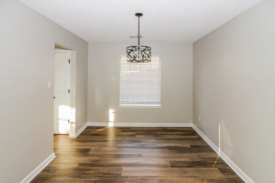 Building Photo - 1125 Red Fern Cir W