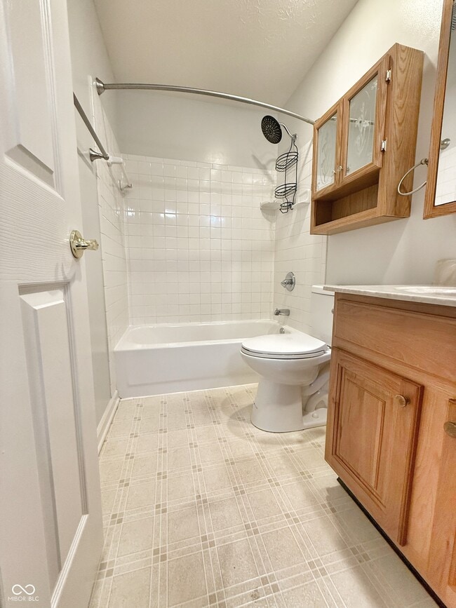 Building Photo - 878 Woodgate Ln