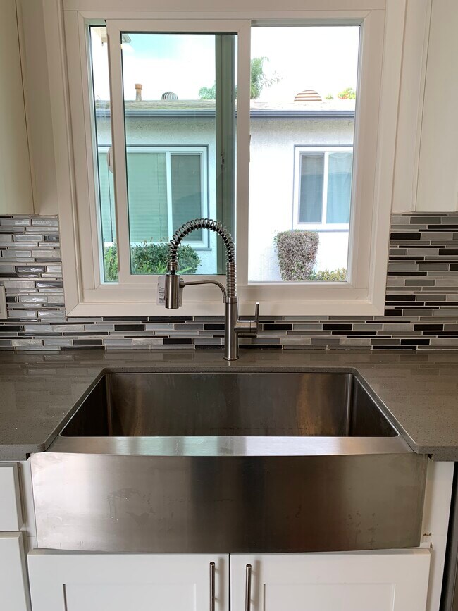 Building Photo - 3172 Rowena Ave