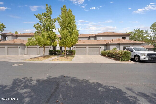 Building Photo - 7401 W Arrowhead Clubhouse Dr