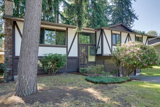 Building Photo - Remodeled Kent East Hill Split level