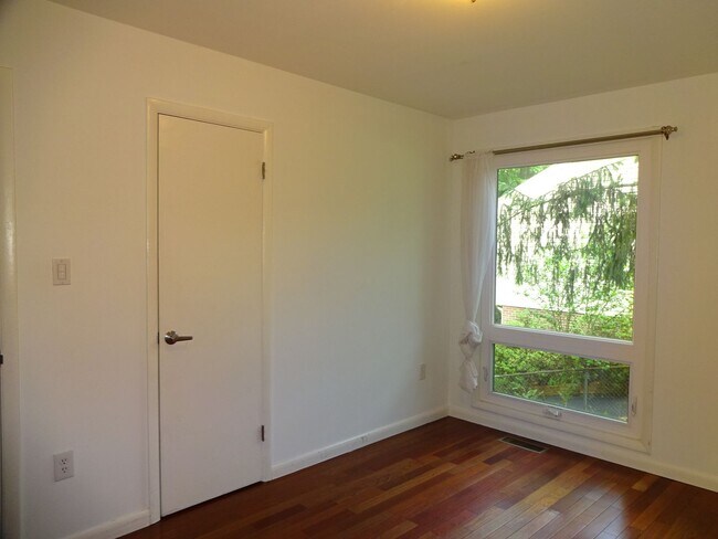 Building Photo - 5 BR Near Ft. Belvoir and Historic Mt. Vernon