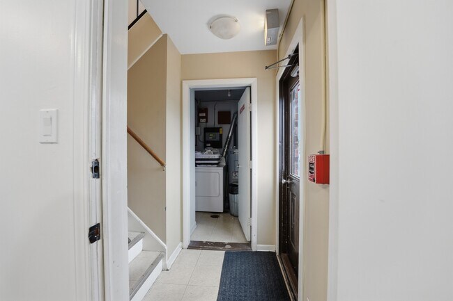 Building Photo - 9388 Bay Colony Dr