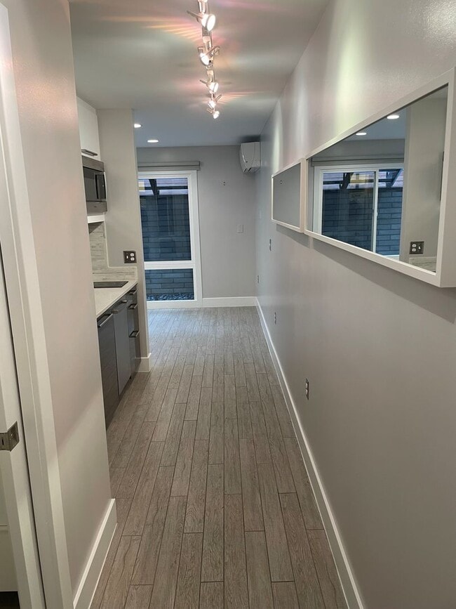 Building Photo - Logan Circle Beautifully Renovated Studio Apartment