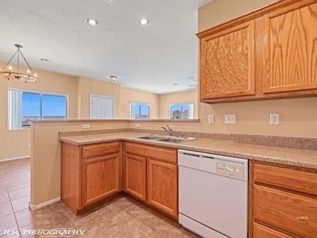 Building Photo - APPLICATION PENDING- Spacious & Move-In Re...