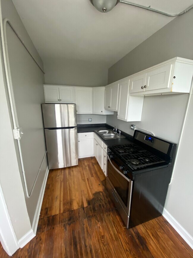 Building Photo - 5945 Hyslop Pl