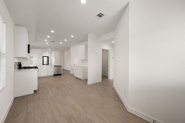 Building Photo - 1407 Hermosa Gdns