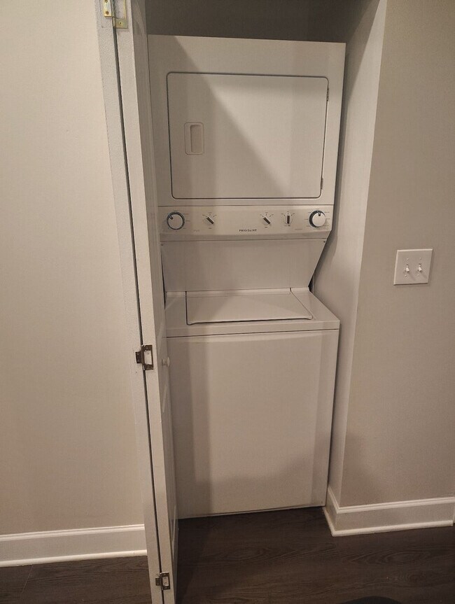 Building Photo - 205 Tiliwa Ct