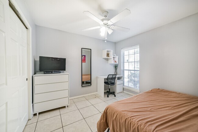 Building Photo - 15519 Montesa Dr