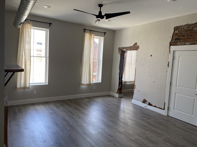 Living Room - 906 Saratoga St