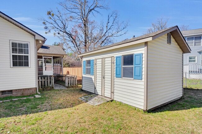 Building Photo - 705 E Hightree Ln