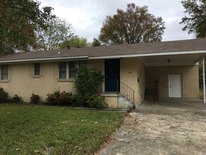 Building Photo - 3 Bed 2 Bath Home