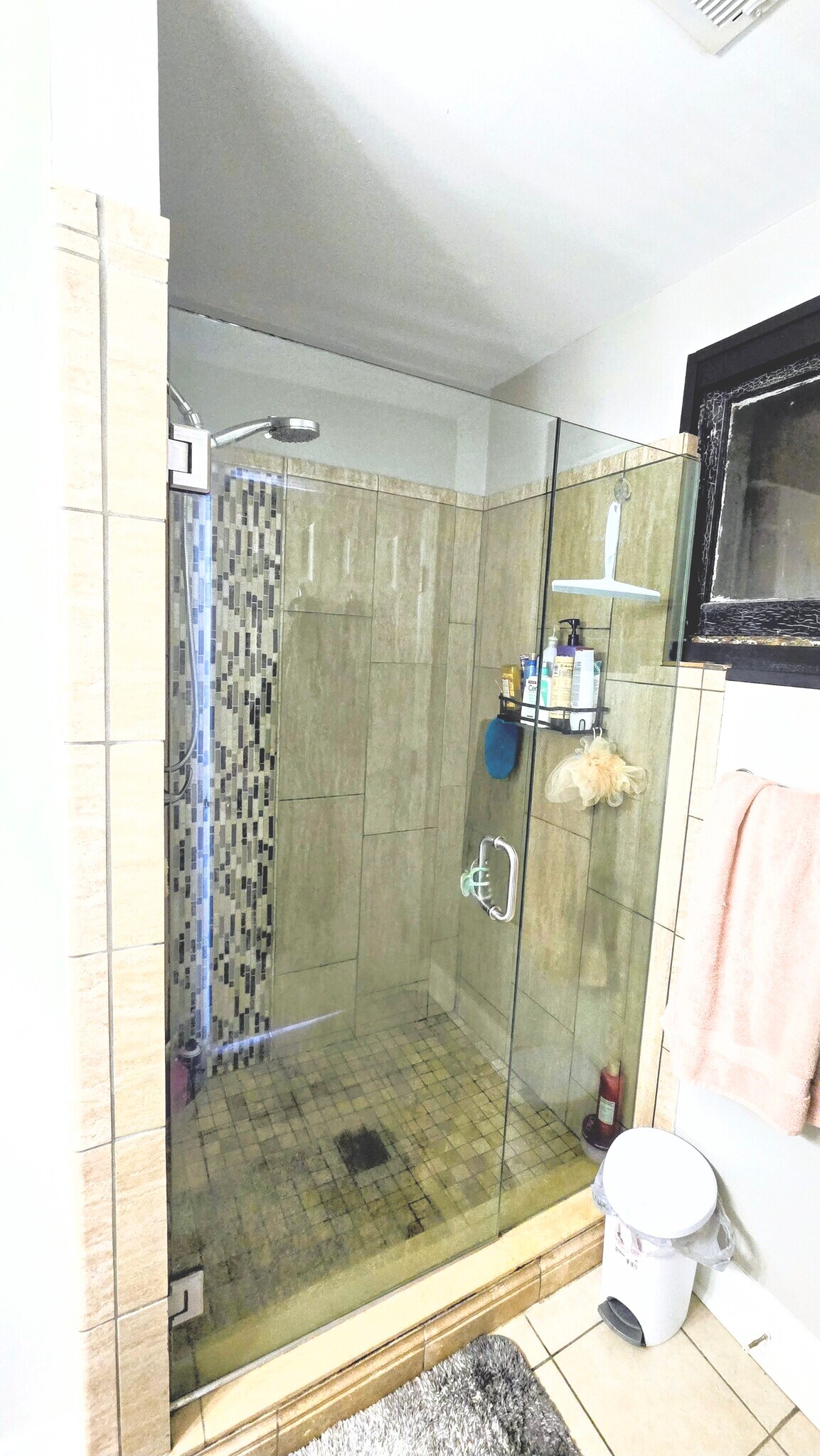 Full Bathroom, Off Dining Area - 806 Main St