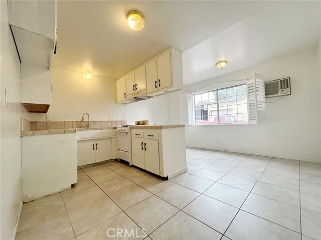 Building Photo - 1016 W El Morado Ct