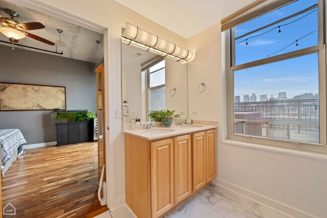 Building Photo - 6 S Laflin St