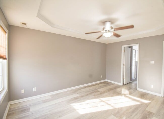 Building Photo - 5 Bedroom 3 Bathroom- Small Pets Okay