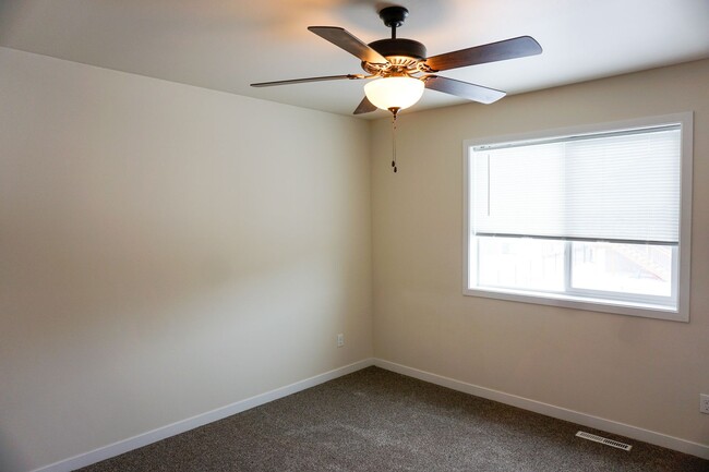 Building Photo - 3 Bed 2 Bath Twin Home