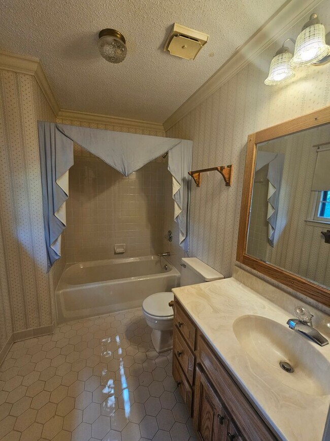 Building Photo - NEW LISTING!!!! Dont Miss Out