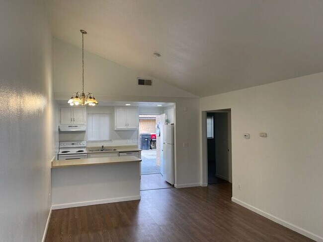 Building Photo - Modesto 2 Bedroom 1 Bathroom Town Home