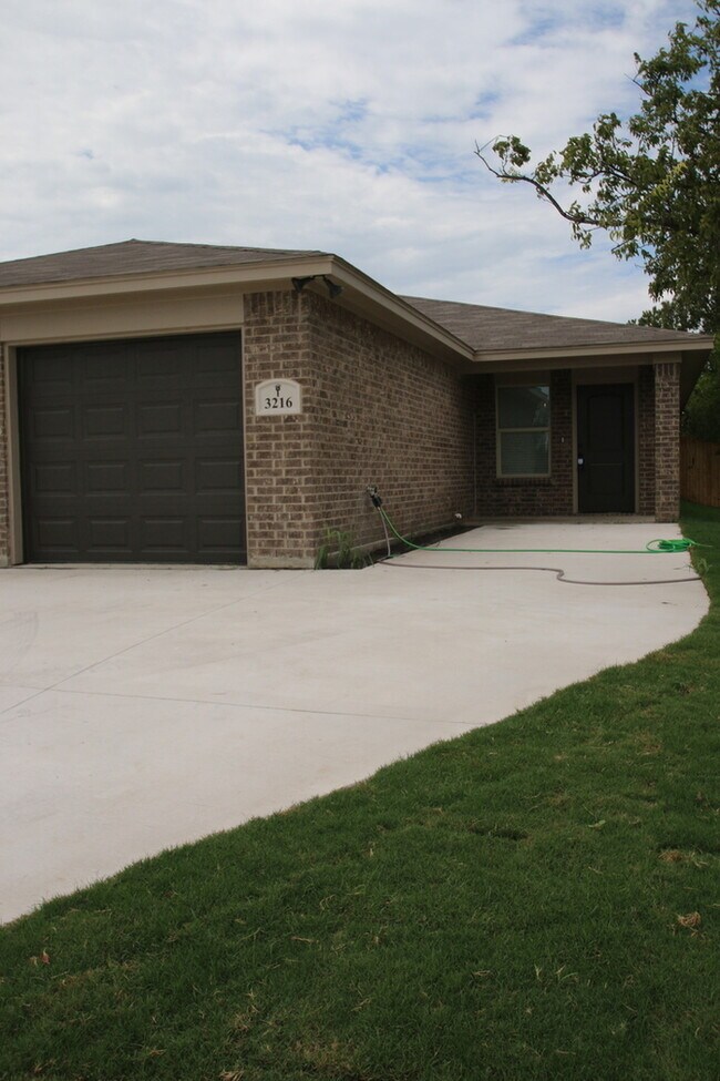 Building Photo - Coming Soon | 3BR/2BA West Fort Worth Home Near I-30, Camp Bowie & Lockheed Martin — Pets Welcome