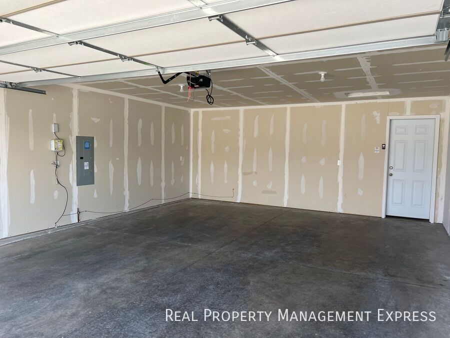 Building Photo - 3 Bedroom 1.5 Bathroom Townhome