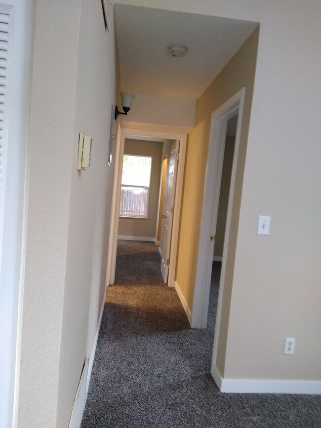 Building Photo - Charming 2 Bedroom 2 Bath w/ Large Yard, 1 Car Garage and Central Air/Heat