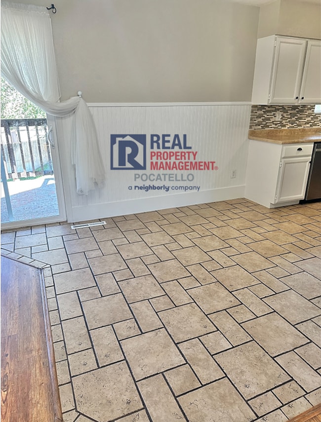 Building Photo - 4 Bedroom 2 Bath - 2 Car Garage House - Do...