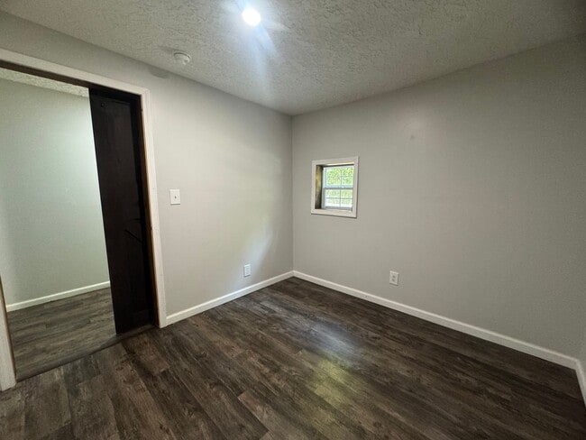 Building Photo - Spacious 3-4 Bedroom, 2 Bath Home for Rent...