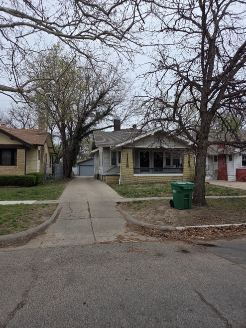 Building Photo - 1039 N Woodrow Ave