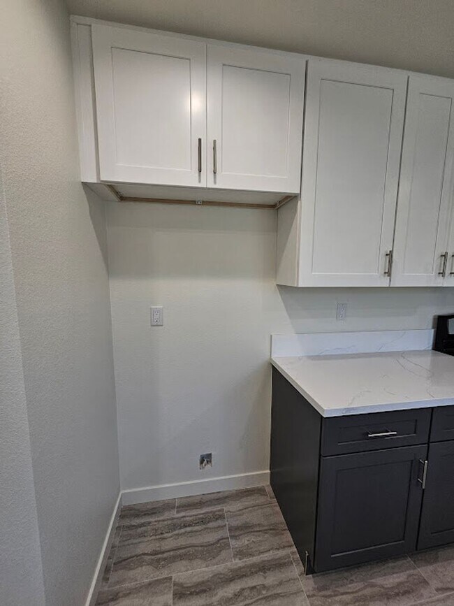 Building Photo - Newly Remodeled 2 Bedroom / 1 Bath! Call o...