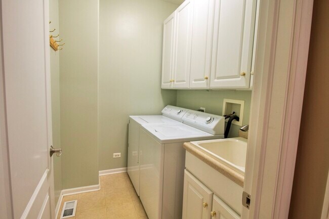 Building Photo - 24813 Ironwood Ct