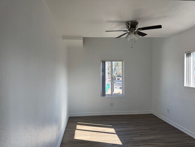 Building Photo - 939 University Ave