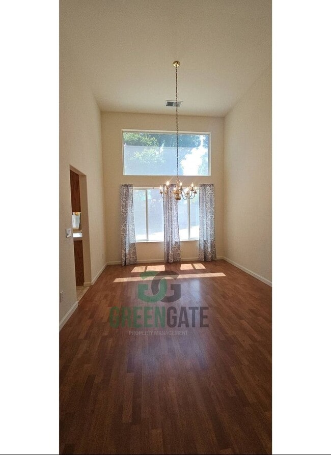 Building Photo - Beautiful 4 Bedroom, 3 Bathroom Home in Tr...