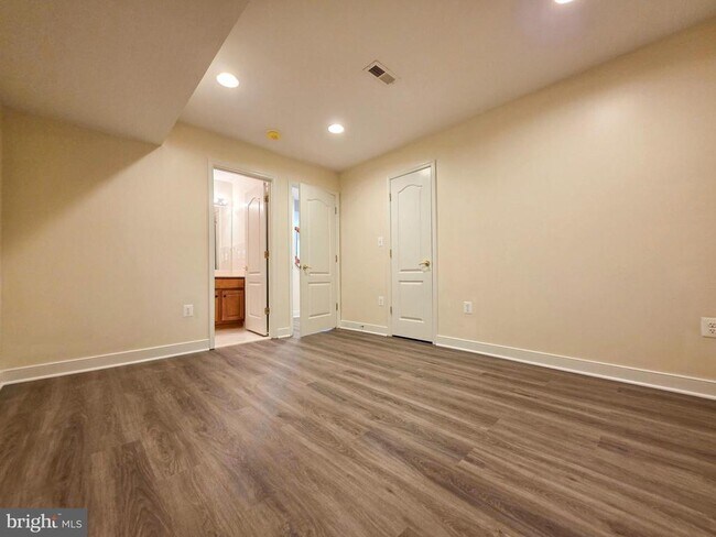 Building Photo - 3300 Broker Ln