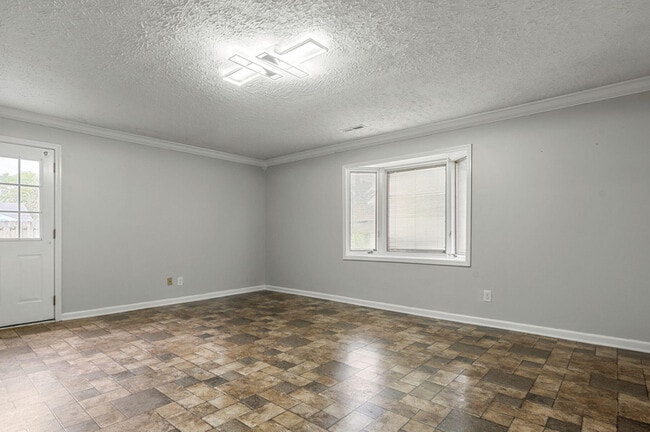 Building Photo - 2404 Silverbrook Ave