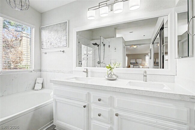 Building Photo - 2025 Shining Feather Ln