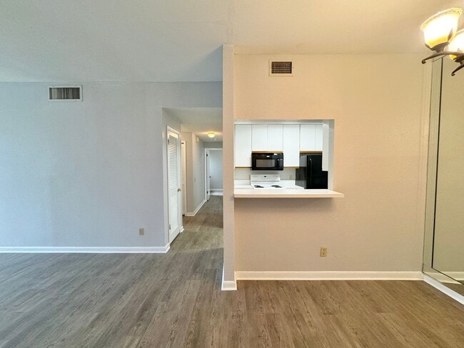 Building Photo - Ground Floor Condo - Park Lake