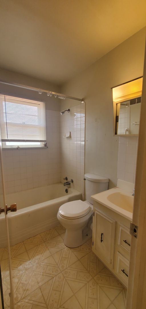 Building Photo - 2 bedroom home