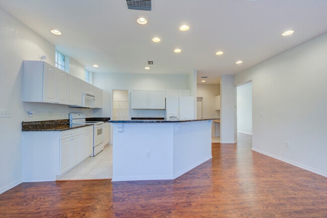 Building Photo - 1800 Bayshore Way