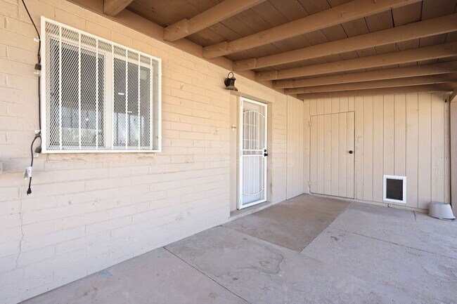 Building Photo - 5113 E Bellevue St