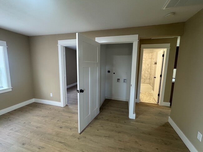 Building Photo - 218 S Oak St