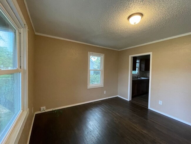 Building Photo - Cute, Clean & in Great Neighborhood!