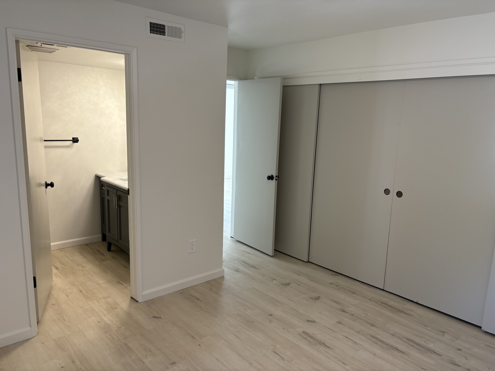 Primary Bed w Oversized Closet - 5700 Olmeda Ave